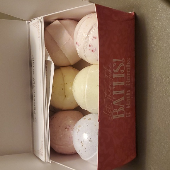 Perfectly Posh Fizi 6 assorted bath bombs - Picture 2 of 2